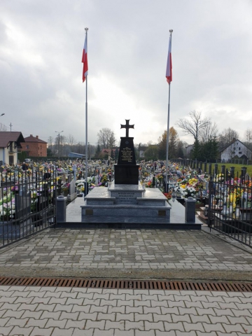 Pomnik mieszkańców Rybarzowic którzy polegli podczas drugiej wojny światowej