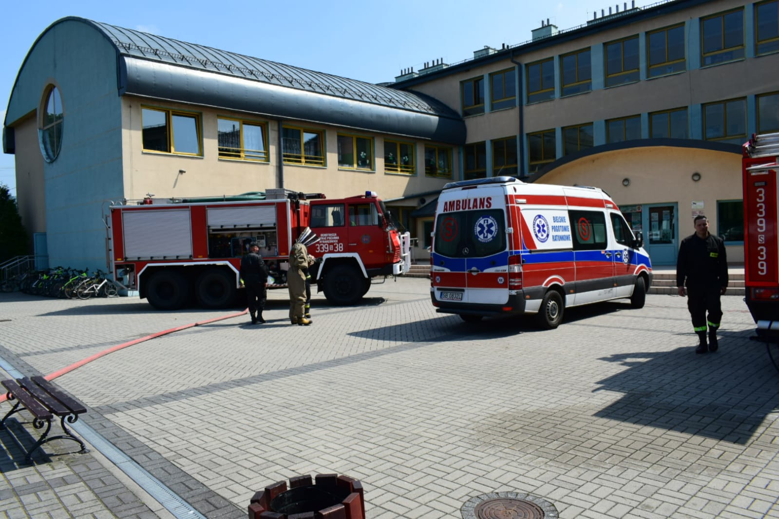 Pokazy ewakuacyjne przy szkole w Rybarzowicach