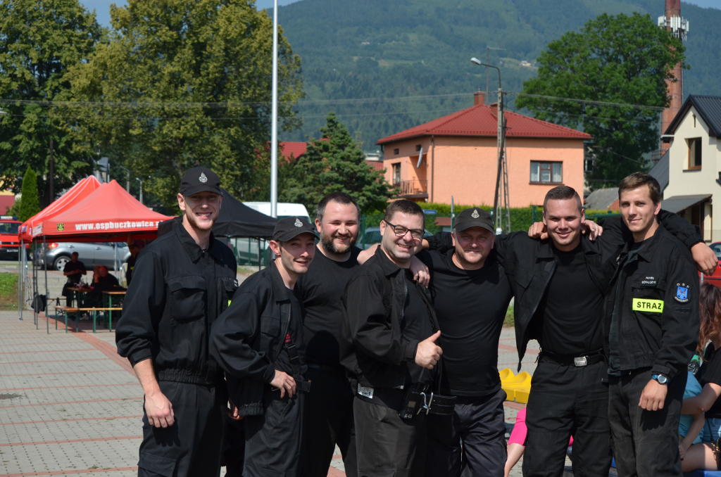 Zdjęcie grupy strażaków biorących udział w zawodach