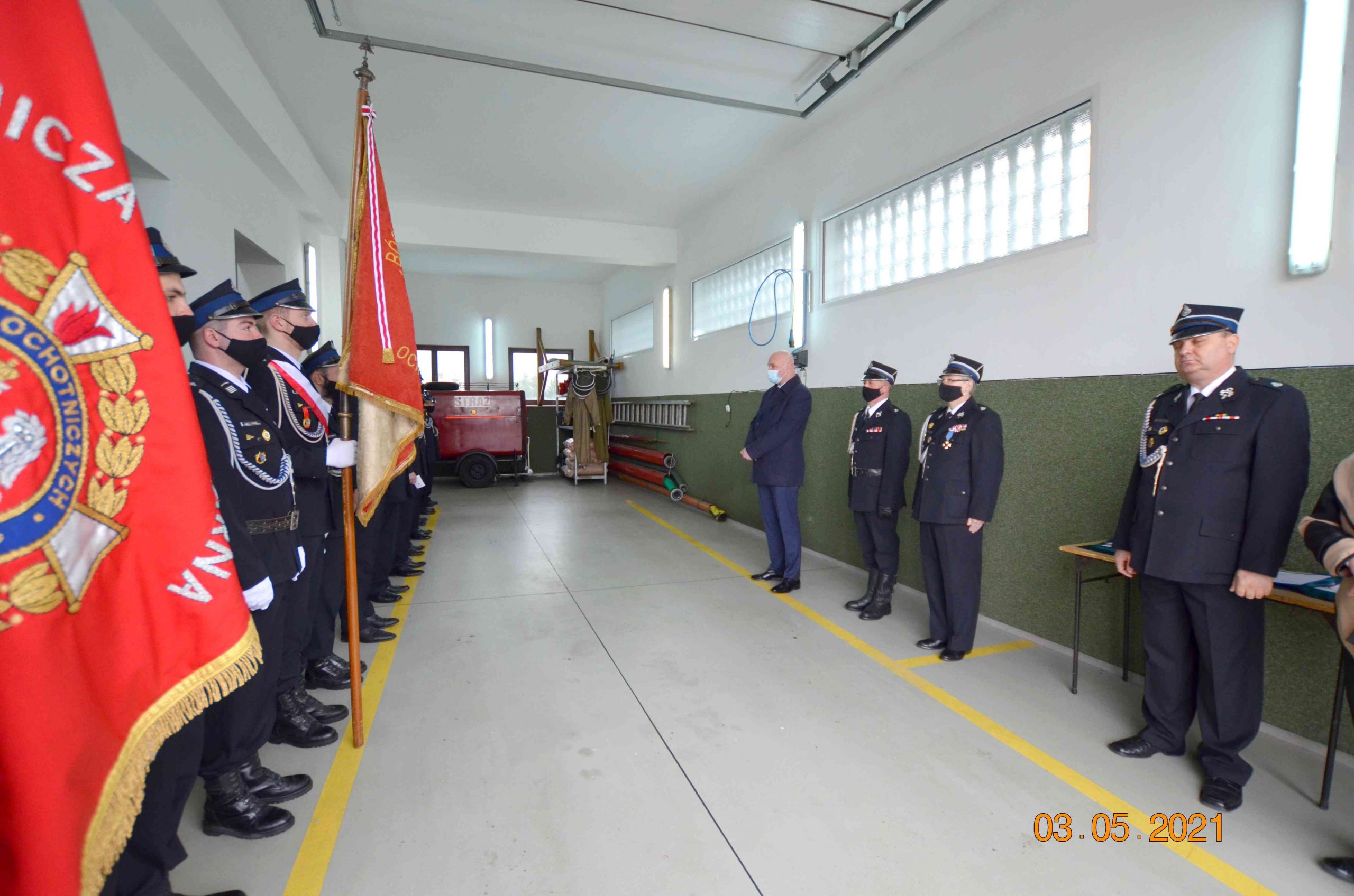 Strażacy oraz zastępca wójta Gminy Buczkowice stoją na baczność